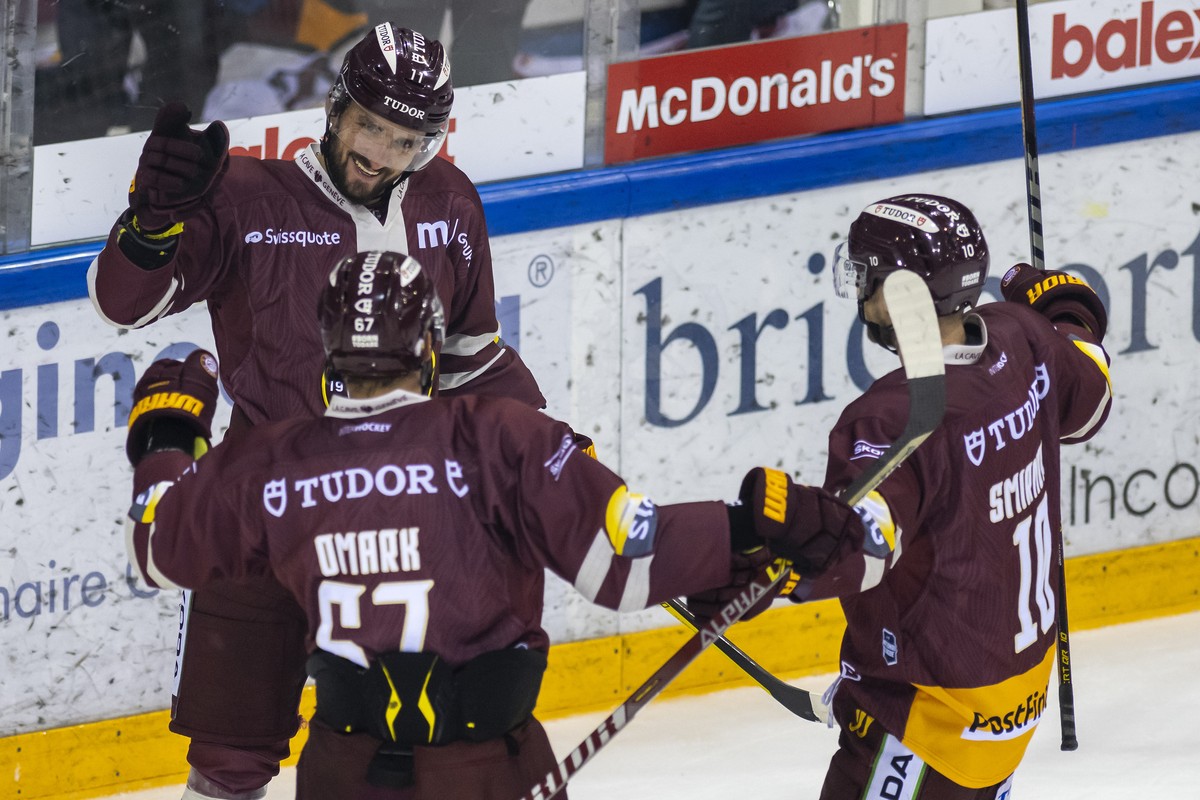 l'attaquant genevois Vincent Praplan, gauche, l'attaquant genevois Linus Omark, centre, et l'attaquant genevois Josh Jooris, droite, laissent eclater leur joie, lors du match du champio ...
