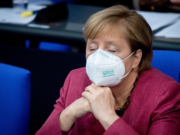 Bundeskanzlerin Angela Merkel (CDU) verfolgt mit geschlossenen Augen und Mund-Nasenbedeckung die Sitzung des Bundestages. Sie hatte vorher eine Regierungserklärung zur Bewältigung der Corona-Pandemie  ...