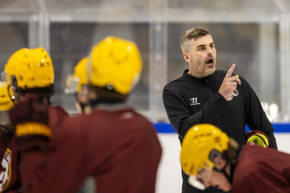 Geneve-Servette&#039;s Head coach Yorick Treille instructs his players, during the first training session of the Geneve-Servette HC team ahead the new regular season of the National League, at the ice ...