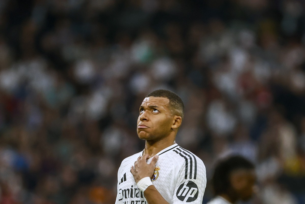 epaselect epa11711707 Real Madrid's Kylian Mbappe reacts during the Spanish LaLiga soccer match between Real Madrid and Osasuna at Santiago Bernabeu stadium in Madrid, Spain, 09 November 2024. EP ...