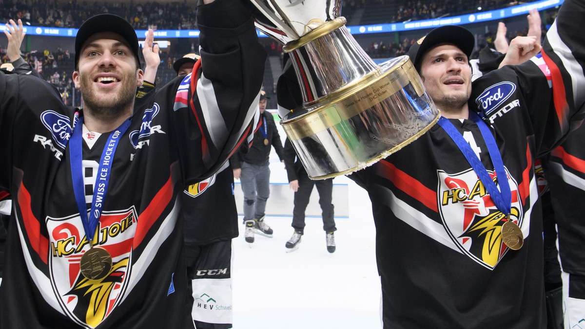 Les joueurs jurassiens, de gauche a droite, l'attaquant jurassien Fabio Arnold, l'attaquant jurassien Philip-Michael Devos et l'attaquant jurassien Jonathan Hazen effectuent un tour d&# ...