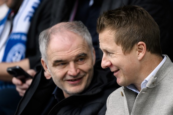 Stephane Chapuisat, responsable scouting de YB, gauche, parle avec Christoph Spycher CSO de YB, droite, lors de la rencontre du championnat de football de Super League entre le FC Lausanne-Sport et BS ...