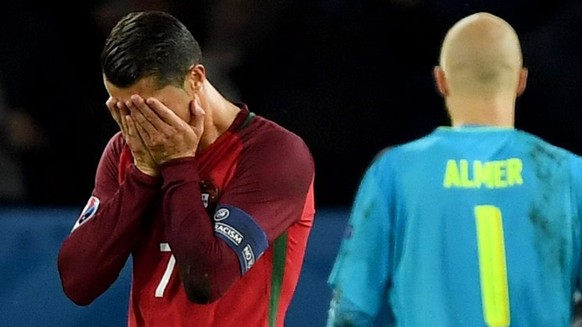 epa05376393 Cristiano Ronaldo of Portugal ereacts after missing a penalty during the UEFA EURO 2016 group F preliminary round match between Portugal and Austria at Parc des Princes in Paris, France, 1 ...