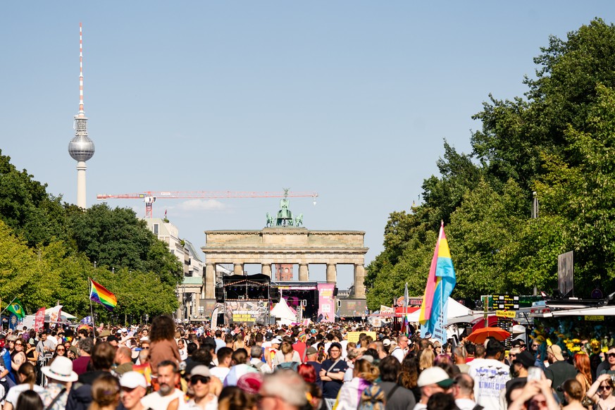 epa13132599 Participants during the annual Christopher Street Day (CSD) LGBTQ+ Pride parade in Berlin, Germany, 25 July 2026. EPA/FADI YOUSEF