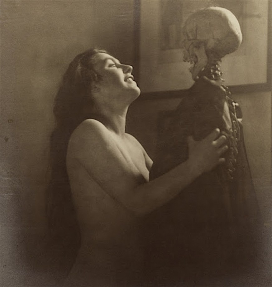 sex and death viktorianische aktfotografie skelett nackt http://sobadsogood.com/2017/09/17/apparently-skeleton-erotica-used-be-thing-victorian-age/