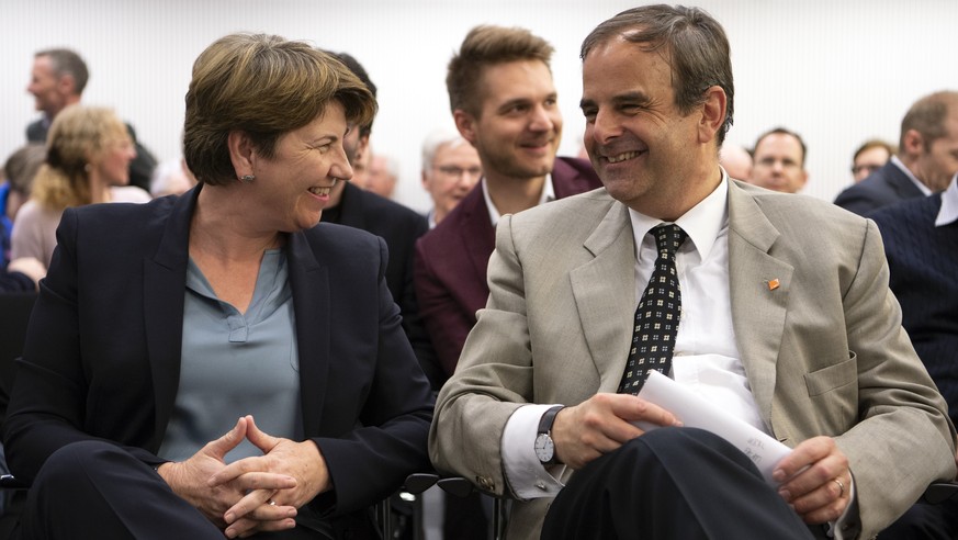 Bundesraetin Viola Amherd, links, und Gerhard Pfister, Parteipraesident CVP Schweiz, rechts, lachen anlaesslich der Nominationsveranstaltung der CVP des Kantons Bern zu den Nationalratswahlen 2019, am ...