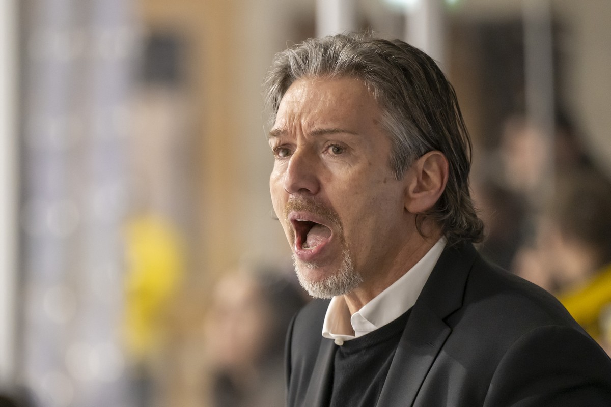 Headcoach Uwe Krupp (HCL) im zweiten Spiel des Playout-Finals der Eishockey National League zwischen dem HC Ajoie und dem HC Lugano in der Raiffeisen Arena in Porrentruy, am Montag, 17. Maerz 2025. (K ...