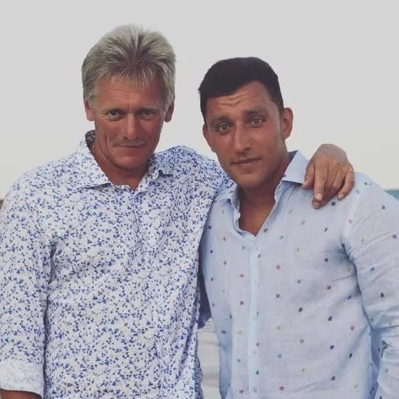 Vater Dimitri und Sohn Nikolai Peskow: Feiner Zwirn statt Uniform.