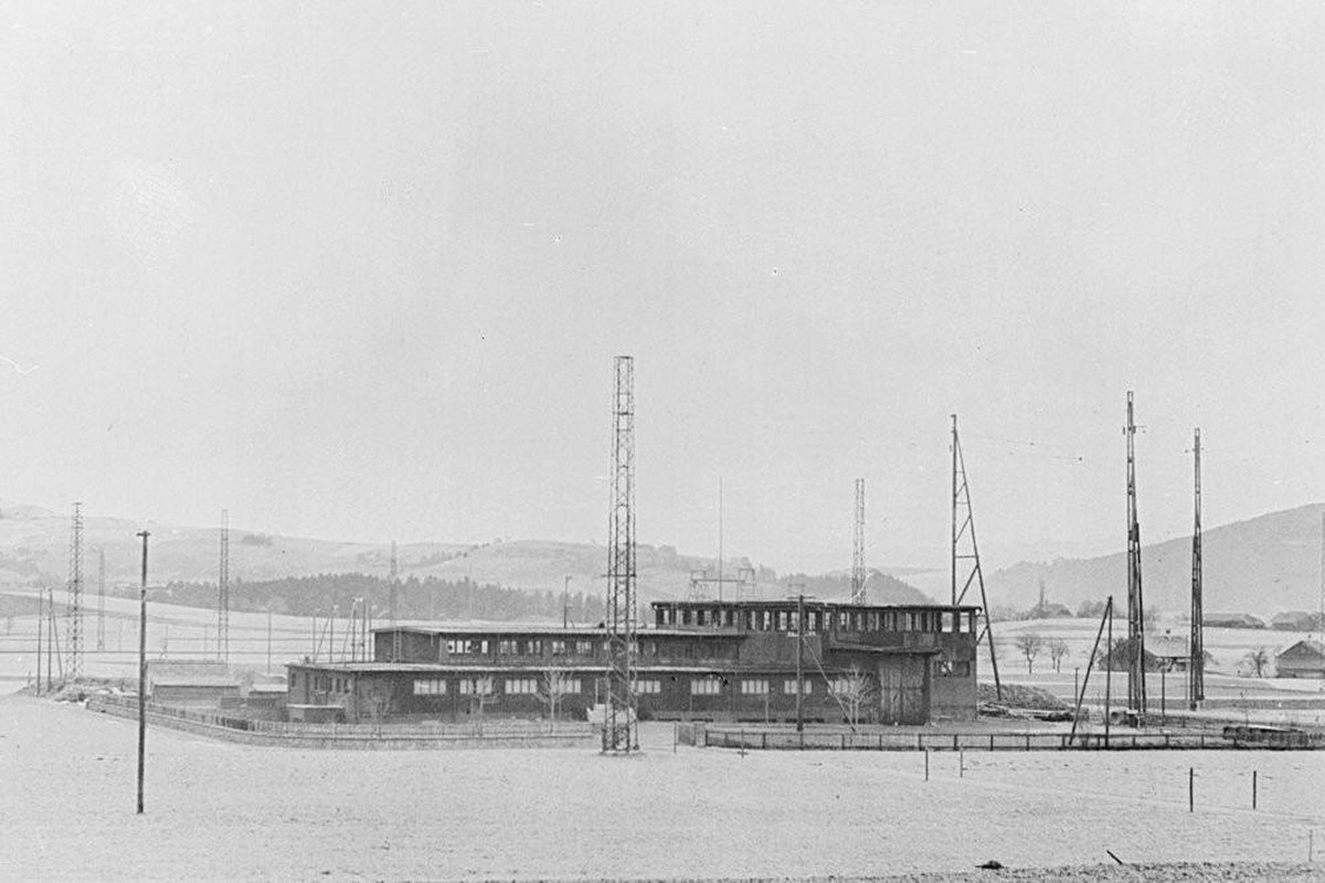 Der Kurzwellensender Schwarzenburg im Januar 1947. Noch ist das Verhältnis zwischen Anwohner:innen und PTT vermutlich einigermassen entspannt.