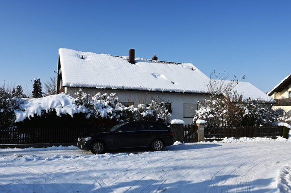 Haus bzw Einfamilienhaus, Winter. Die Isolierung und Wärmedämmung unter dem Dachstuhl ist mit entscheidend bzgl dem Energie - Verbrauch. Zur Gebäudedämmung sollten Materialien verwendet werden, um den ...
