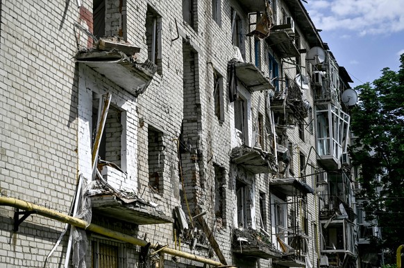 Ukraine: Ukrainian defenders serve in Zaporizhzhia sector ZAPORIZHZHIA REGION, UKRAINE - MAY 20, 2024 - A five-story building damaged by Russian shelling, Orikhiv, Zaporizhzhia region, Ukraine. Zapori ...
