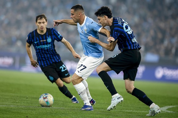 epa12954997 Adam Marusic (L) i Lazios dhe Alessandro Bastoni (R) i Interit në aksion gjatë ndeshjes finale të futbollit të Kupës së Italisë midis SS Lazio dhe FC Inter, në Romë, Itali, 13 maj 2026. EPA/ANGELO ...