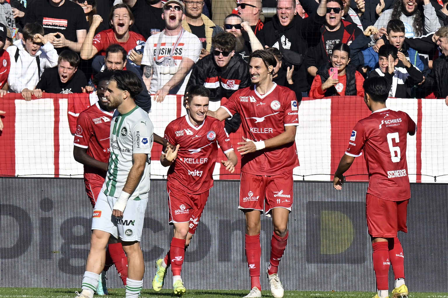 Die Winterthurer mit Torschuetze Matteo Di Giusto, links, und Aldin Turkes, rechts, jubeln nach dem 2-0 beim Fussballspiel der Super League FC Winterthur gegen den FC St. Gallen im Stadion Schuetzenwi ...