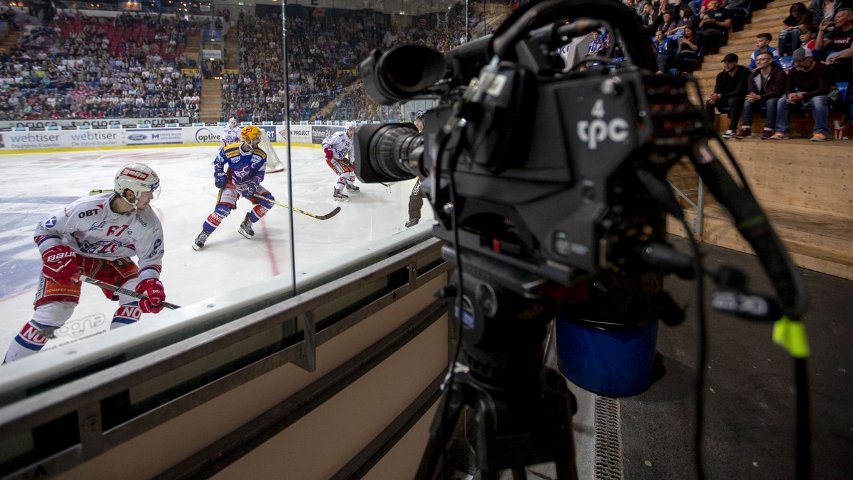 Eine nicht bediente TV Kamera der Produktionsfirma tpc im fuenften Eishockey Spiel der Ligaqualifikation der National League zwischen dem EHC Kloten und dem SC Rapperswil-Jona Lakers am Samstag, 21. A ...