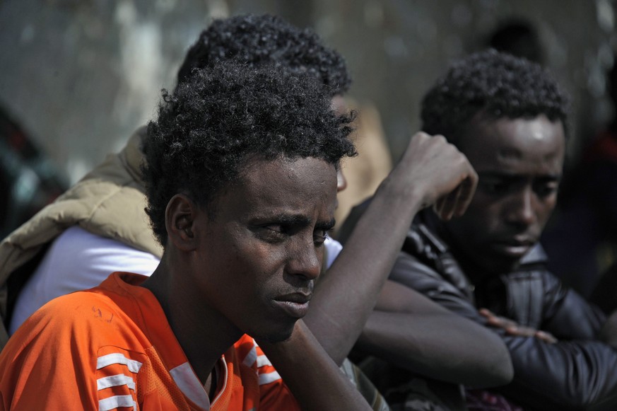 epa04190202 Eritrean refugees sleep on the sidewalk of a street as they wait for help from UNHCR in Sana’a, Yemen, 03 May 2014. Reports state over 210 Eritrean refugees, including women and children,  ...