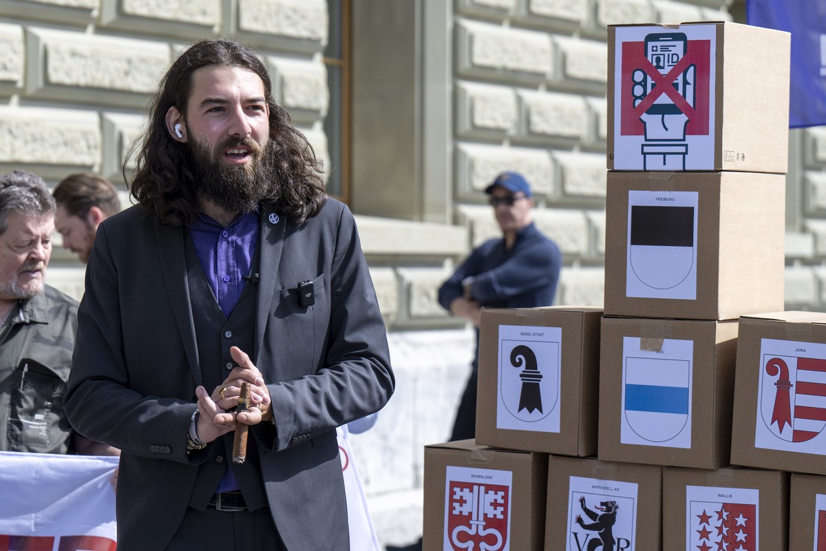 KEYPIX - Nicolas Rimoldi, Praesident von der Bewegung Mass-Voll und weitere Personen verschiedener Gruppierungen reichen ueber 15 000 Unterschriften fuer das E-ID Referendum ein, am Dienstag, 22. Apri ...
