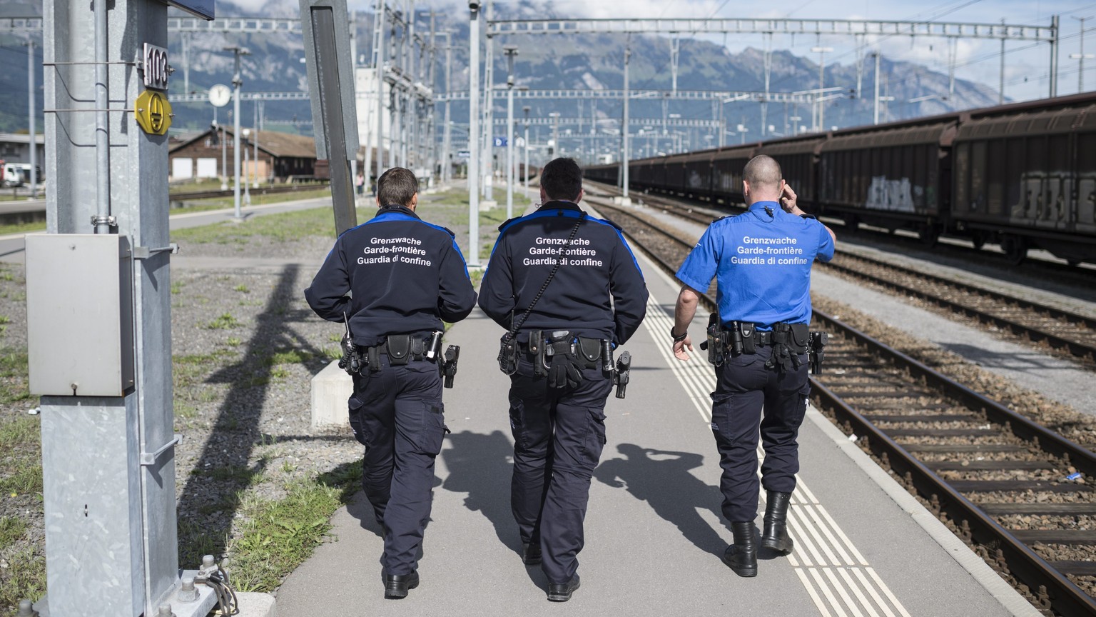 epa04948519 Border control policemen wait for a Railjet train coming from Vienna witch they will check for possible migrants on board, Buchs, Austria, 25 September 2015. EPA/GIAN EHRENZELLER