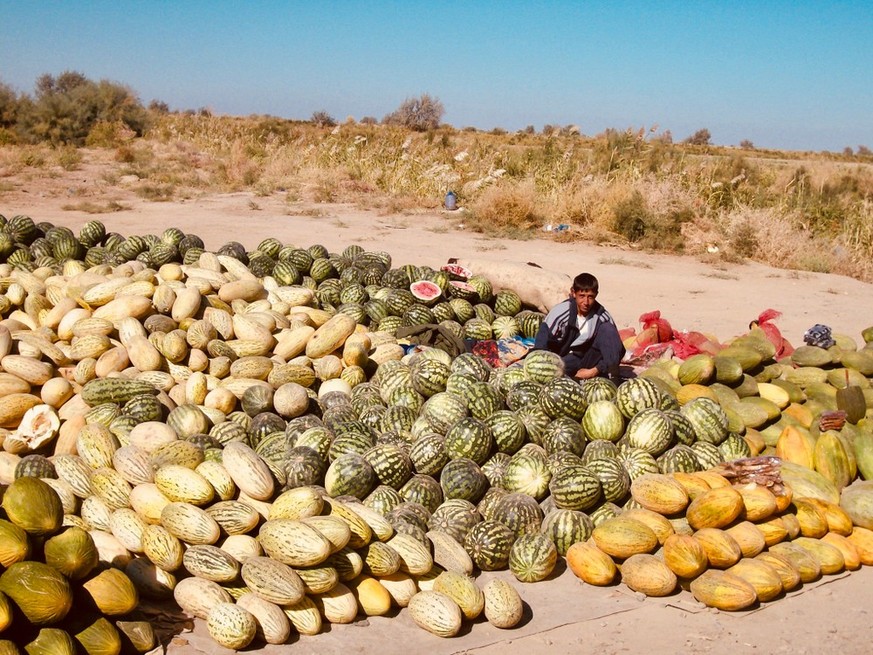 Turkmenistan die besten Bilder aus dem Land, in dem seit 2016 kein Schweizer lebt. Einziger Schweizer watson.ch
Ahal, Turkmenistan - January 31, 2009: Man sells melons on the side of the highway in th ...