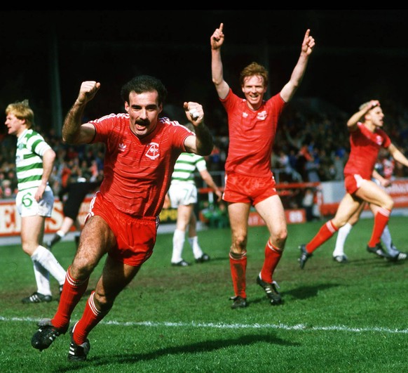 Willie Miller (Aberdeen) - Torjubel - Fußball Herren Scottish Premier League 1984 1985, 1. Schottische Liga, Einzelbild Glasgow Freude, Begeisterung, Fußball Herren Scottish Premier League 1984 1985,  ...