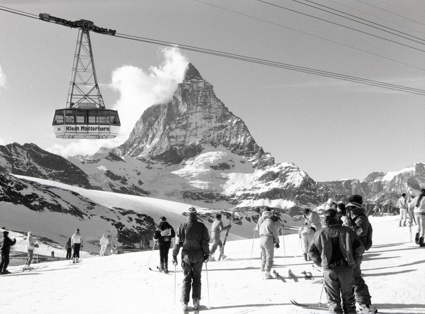 The gondola and cable car up to the 3817 metre high Klein Matterhorn. Picture taken from the intermediate station &quot;Trockener Steg&quot; on 21 January 1990. (KEYSTONE/Str)

Die Gondel- und Luftsei ...