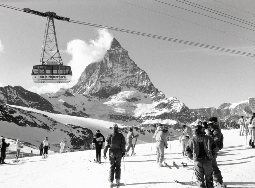 The gondola and cable car to the 3817 meter high Klein Matterhorn.  Photo taken from the intermediate station "Dry jetty" on January 21, 1990. (KEYSTONE/Str) The gondola and airside ...