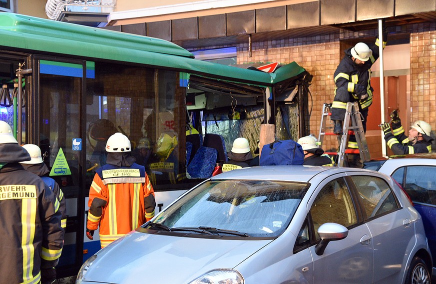 Einsatzkraefte von Feuerwehr, Polizei und Rettungsdiensten sichern am 16. Januar 2018 in Eberbach, Baden-Wuerttemberg, Deutschland, eine Unfallstelle. Ein Schulbus ist nach ersten Angaben der Polizei  ...