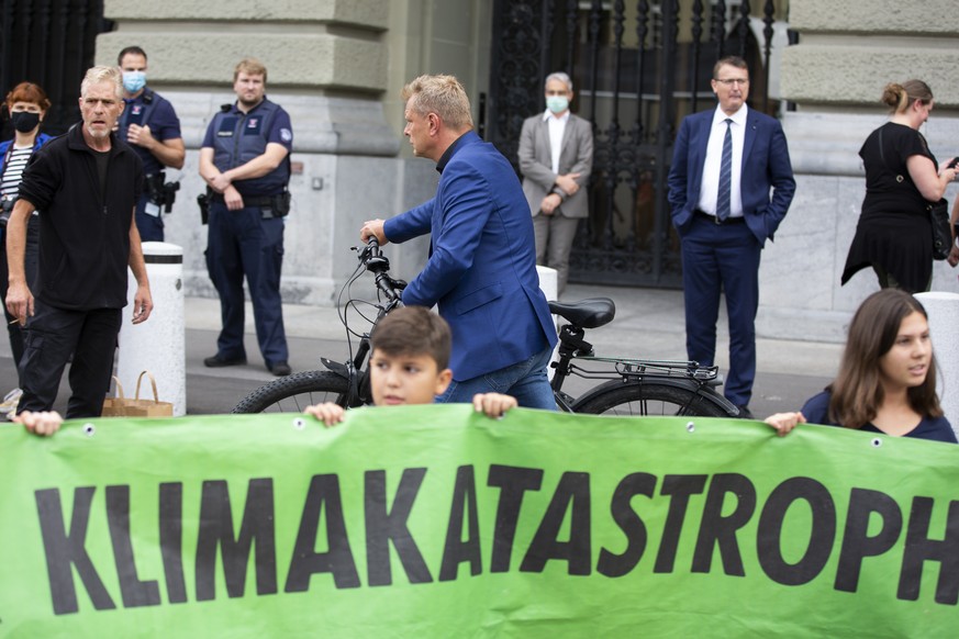 Gemeinderat Reto Nause schiebt sein Fahrrad vor dem Bundeshaus vorbei, waehrend der Aktionswoche Rise up for Change auf dem Bundesplatz, am Dienstag, 22. September 2020, in Bern. Die Klimabewegung kue ...