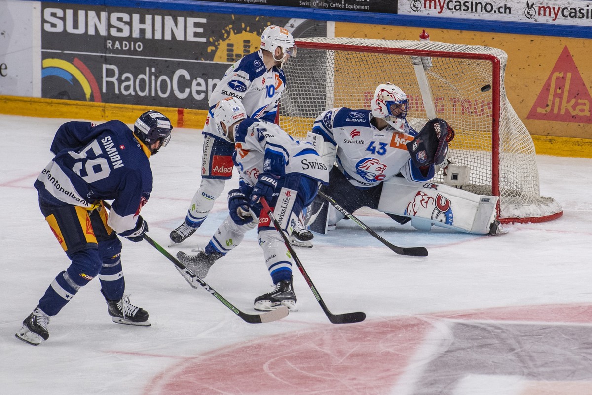 Dario Simion, links, von Zug schiesst das Tor zum 2:1 gegen Torhueter Jakub Kovar, rechts, vom ZSC beim Eishockey Playoff-Finalspiel, Spiel 5, der National League zwischen dem EV Zug und den ZSC Lions ...