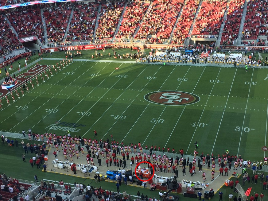 Als einziger sass Colin Kaepernick (im roten Kreis) während der Hymne.
