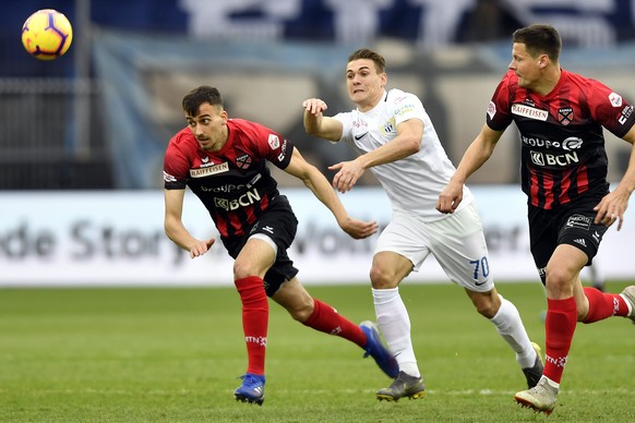 Der Zuercher Benjamin Kololli ,rechts, gegen den Neuenburger Samir Ramizi, links, beim Fussballspiel der Super League FC Zuerich gegen Neuchatel Xamax im Stadion Letzigrund in Zuerich am Sonntag, 17.  ...