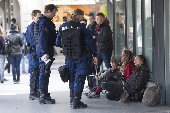 Die Polizei markiert in Vollmontur Präsenz.