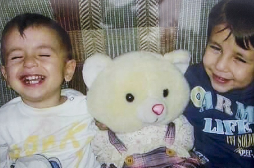 Aylan (links) mit seinem Bruder Galip. Beide ertranken im Mittelmeer.