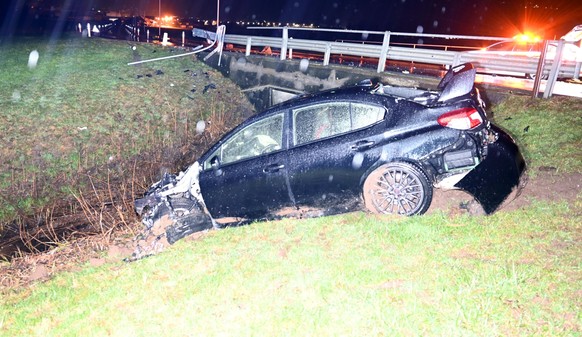 Beim Unfall hat sich der Lenker schwer verletzt.