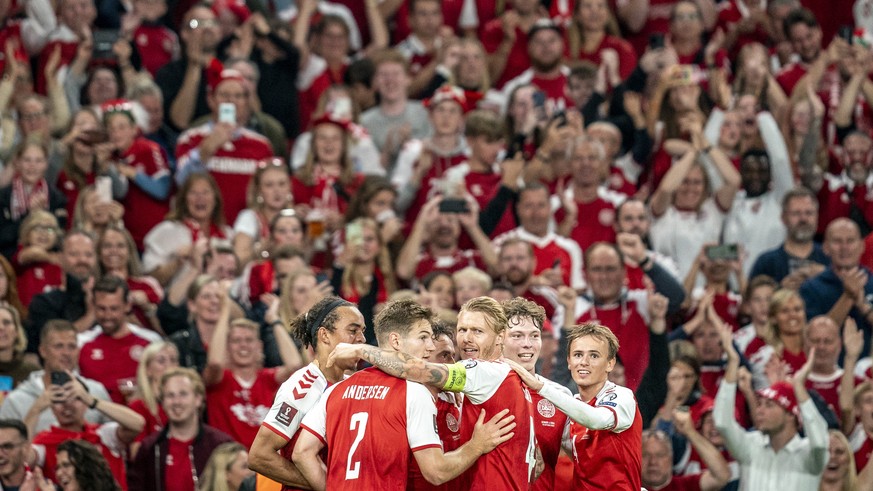 epa09454279 The Danish players cheer after Denmark&#039;s Thomas Delaney scored the 4-0 during the FIFA World Cup 2022 qualifiers Group F match between Denmark and Israel in Copenhagen, Denmark, 07 Se ...