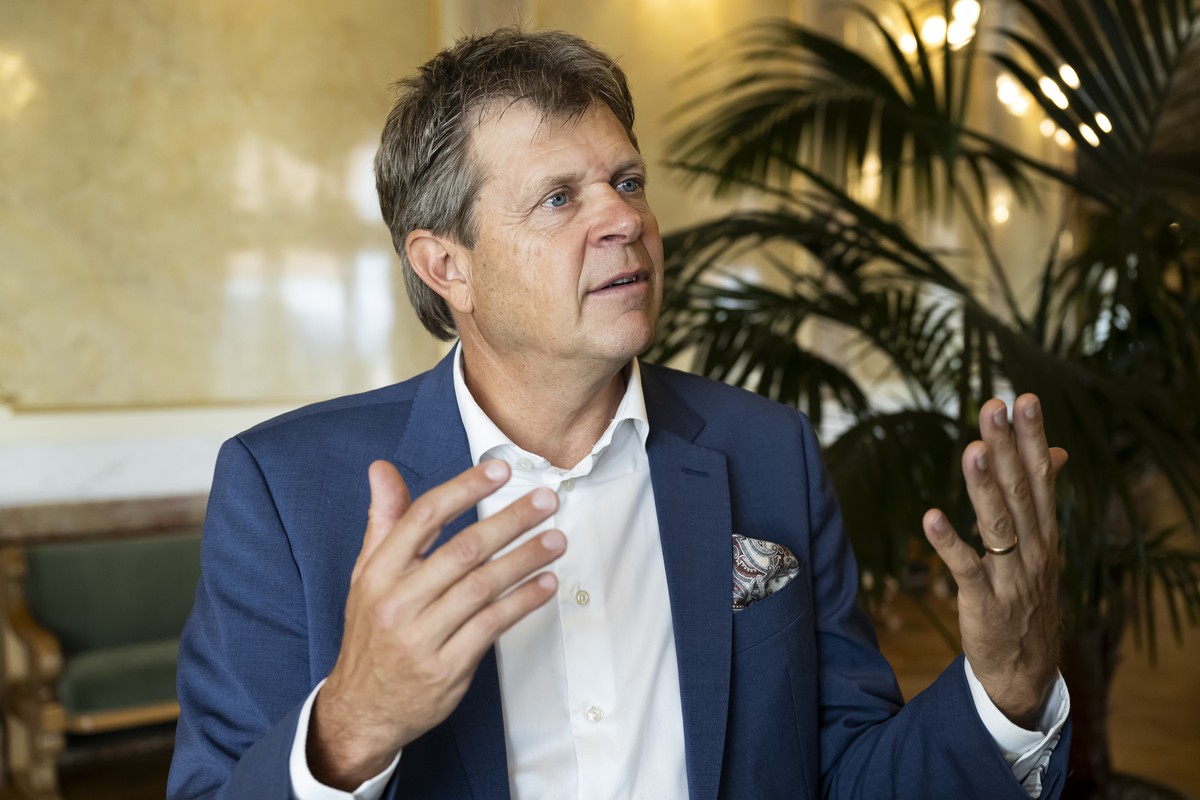 Juerg Grossen, Parteipraesident der GLP Schweiz und Nationalrat GLP-BE, spricht mit einem Journalisten, in der Wandelhalle des Nationalrats, am Wahltag der Eidgenoessischen Parlamentswahlen, am Sonnta ...