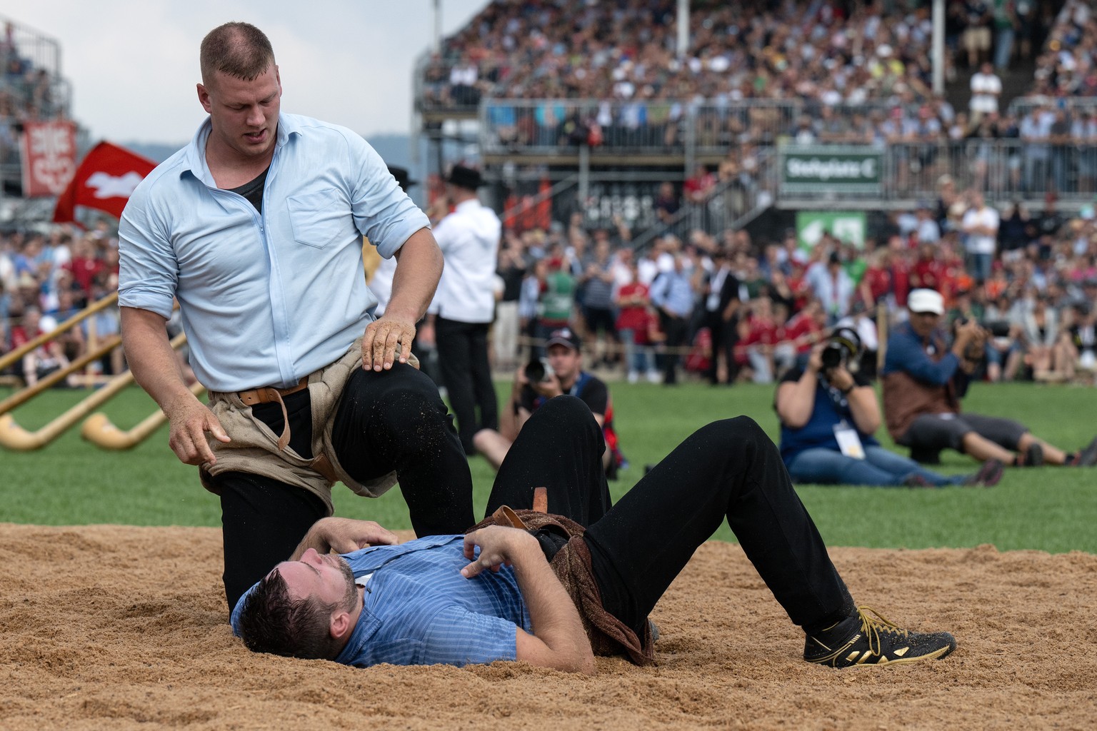 Pirmin Reichmuth, links, gewinnt gegen Ruedi Roschi im 2. Gang am Eidgenoessischen Schwing und Aelplerfest (ESAF), am Samstag, 27. August 2022, in Pratteln. (KEYSTONE/Peter Schneider)