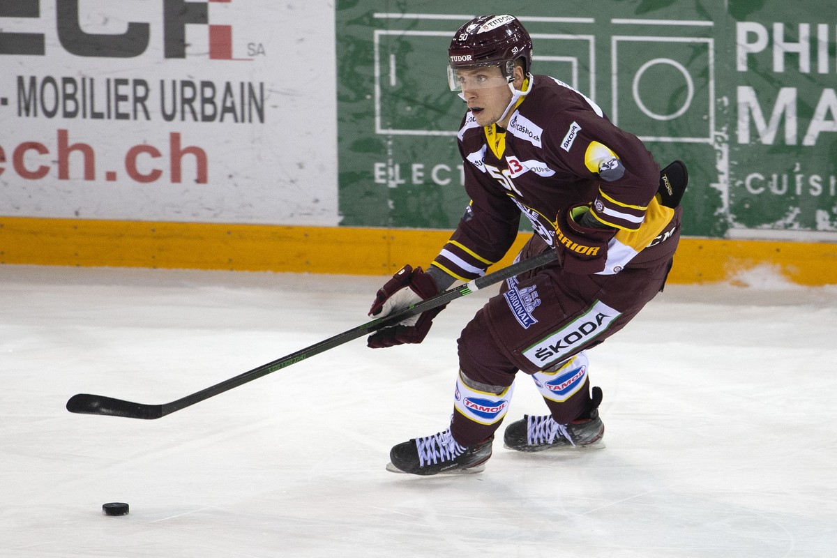 Geneve-Servette's forward Guillaume Asselin, of Canada, controls thee puck, during a National League regular season game of the Swiss Championship between Geneve-Servette HC and HC Ambri-Piotta,  ...