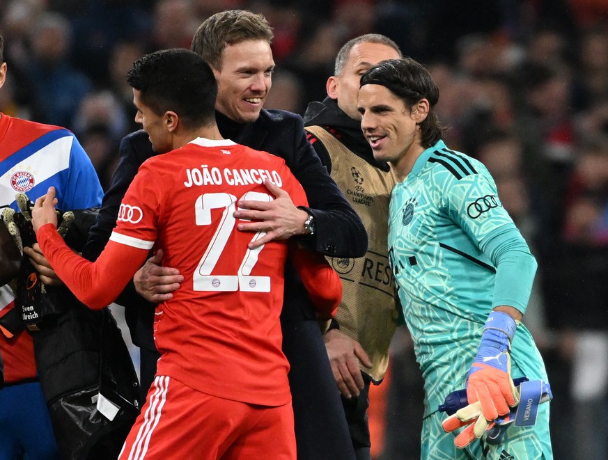 ARCHIV - 08.03.2023, Bayern, M�nchen: Fu�ball: Champions League, Bayern M�nchen - Paris Saint-Germain, K.o.-Runde, Achtelfinale, R�ckspiele, Allianz Arena: Der Bayern-Trainer Julian Nagelsmann (M) her ...