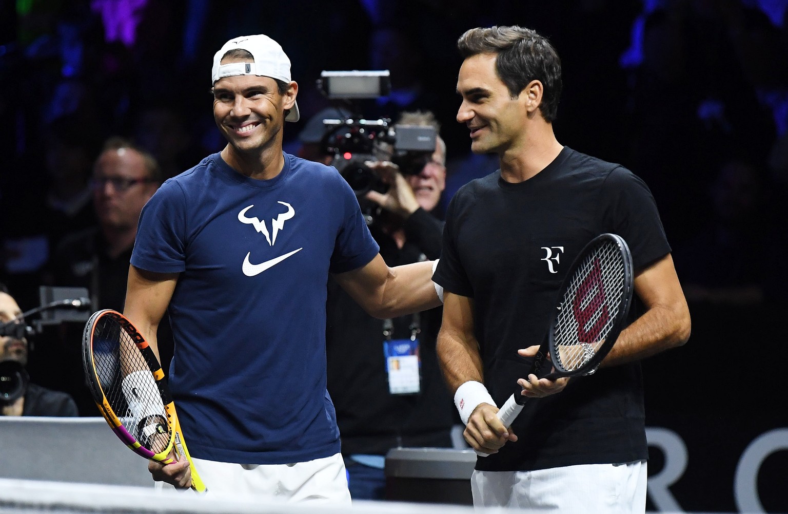 epa10199066 Spanish player Rafael Nadal (L) and Swiss player Roger Federer during a practice session of team Europe in London, Britain, 22 September 2022, ahead of the Laver Cup tennis tournament star ...