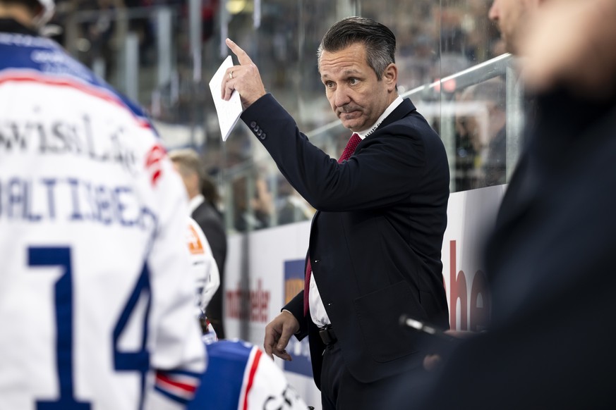 Head Coach Marco Bayer (ZSC) reagiert beim Eishockey Meisterschaftsspiel der National League zwischen EHC Biel-Bienne, EHCB, und ZSC Lions, ZSC, am Dienstag, 11. Februar 2025, in der Tissot Arena in B ...