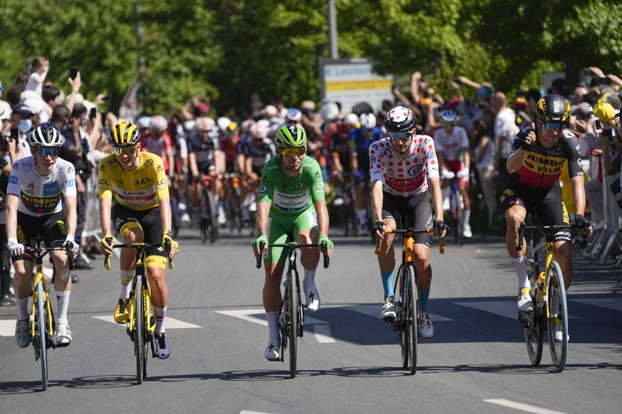 Belgium&#039;s Wout Van Aert flashes a thumbs up, right, as Slovenia&#039;s Tadej Pogacar, wearing the overall leader&#039;s yellow jersey, Britain&#039;s Mark Cavendish, wearing the best sprinter&#03 ...