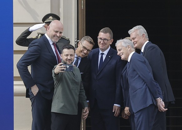 epaselect epa13187004 Ukrainian President Volodymyr Zelensky (2-L) takes selfies with Prime Minister of Latvia Andris Kulbergs (L), Prime Minister of Estonia Kristen Michal (C), Prime Minister of Norw ...
