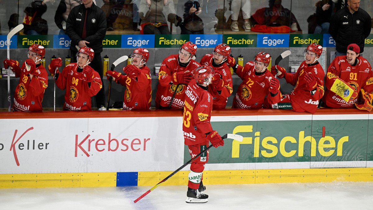 Tigers Dario Rohrbach, und Spielerbank jubelt beim Eishockey-Qualifikationsspiel der National League, zwischen den SCL Tigers und den ZSC Lions, am Dienstag, 16. September 2025, in der Emmental Versic ...