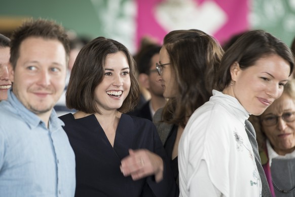 Laura Zimmermann, Co-Praesidentin von der Operation Libero, Mitte, vom Nein-Buendnis zur Selbstbestimmungsinitiative, freut sich am am Sonntag, 25. November 2018, in Bern. (KEYSTONE/Peter Schneider)