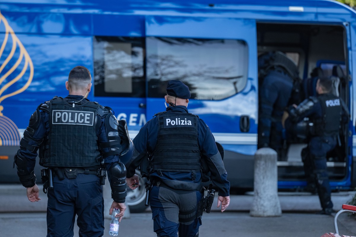 Unauthorized anti-fascist demonstration in Piazza Manzoni with collaboration between the Cantonal Police of Ticino and that of Vaud in Lugano, Switzerland, Saturday, February 21, 2026. (KEYSTONE/Ti-Pr ...