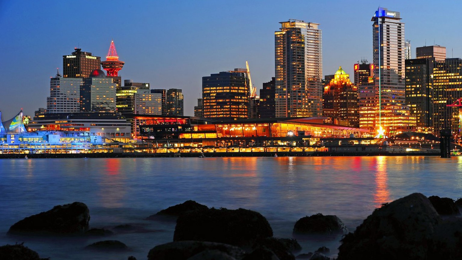 epa02045046 The skyline of Vancouver with Olympic torch during the Vancouver 2010 Olympic Games, Canada, 20 February 2010. EPA/Hannibal Hanschke