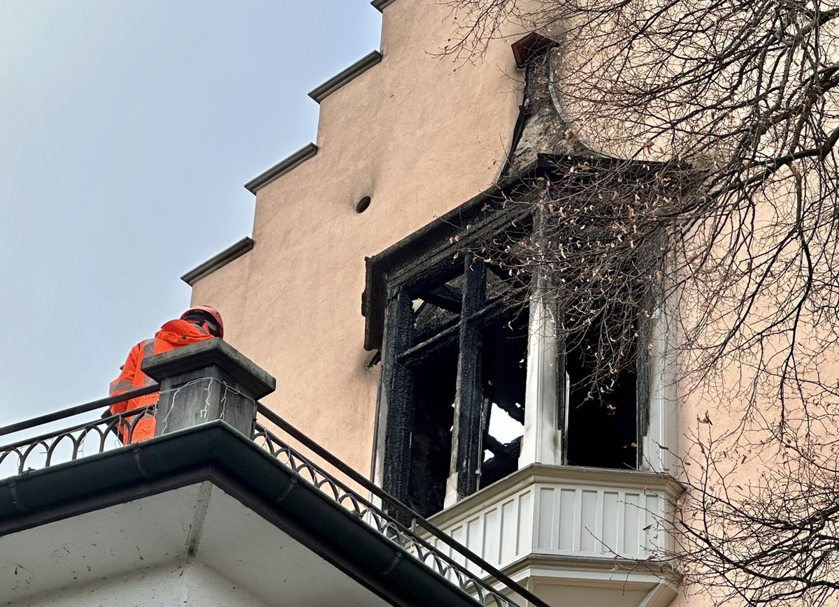 Das Gebäude wurde durch das Feuer schwer beschädigt, verletzt wurde niemand.