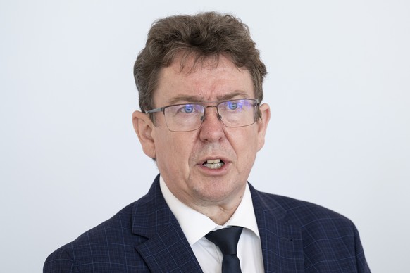 Bundesrat Albert Roesti spricht an einem Point de Presse ueber die Situation der gesperrten Nationalstrasse A13, am Dienstag, 25. Juni 2024, in Bern. Infolge Unwetter und Zerstoerung eines Teilstuecke ...
