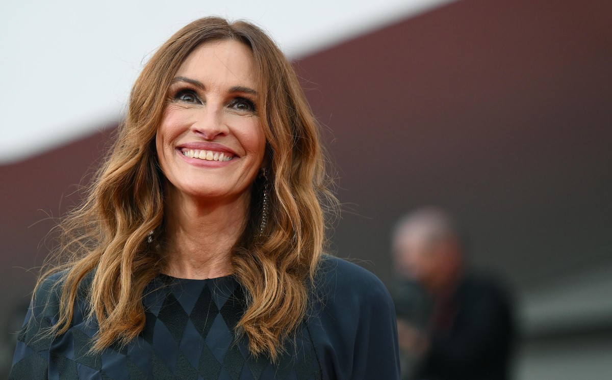 epa12334293 US actor Julia Roberts arrives for the screening of 'After the Hunt' at the 82nd annual Venice International Film Festival, in Venice, Italy, 29 August 2025. The film festival ru ...
