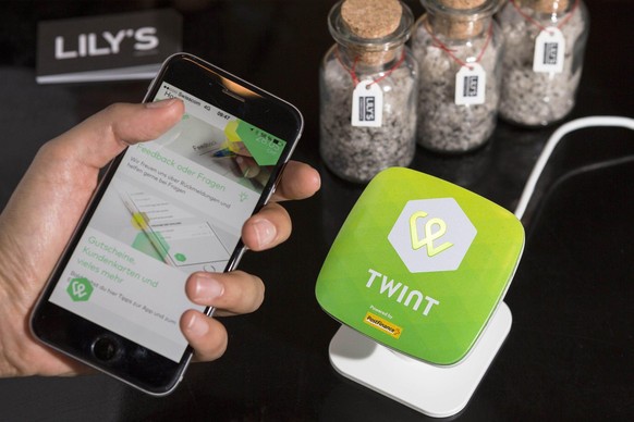 Das TWINT Bezahl App wird benutzt im LILY&#039;S Restaurant am Dienstag, 4. August 2015, in Zurich. Mitte 2015 lanciert TWINT das digitale Portemonnaie fuer die ganze Schweiz. (PHOTOPRESS/Dominic Stei ...